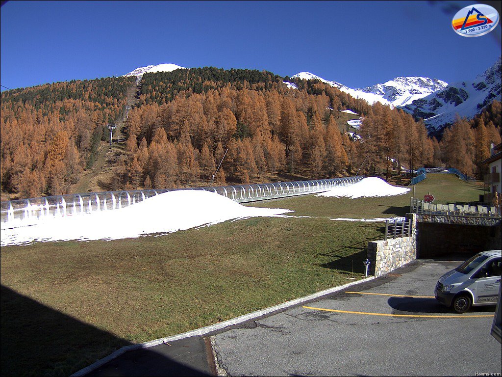 Az olasz Solda/Sulden. Fenn már lehet síelni, lenn pedig gyártják a havat