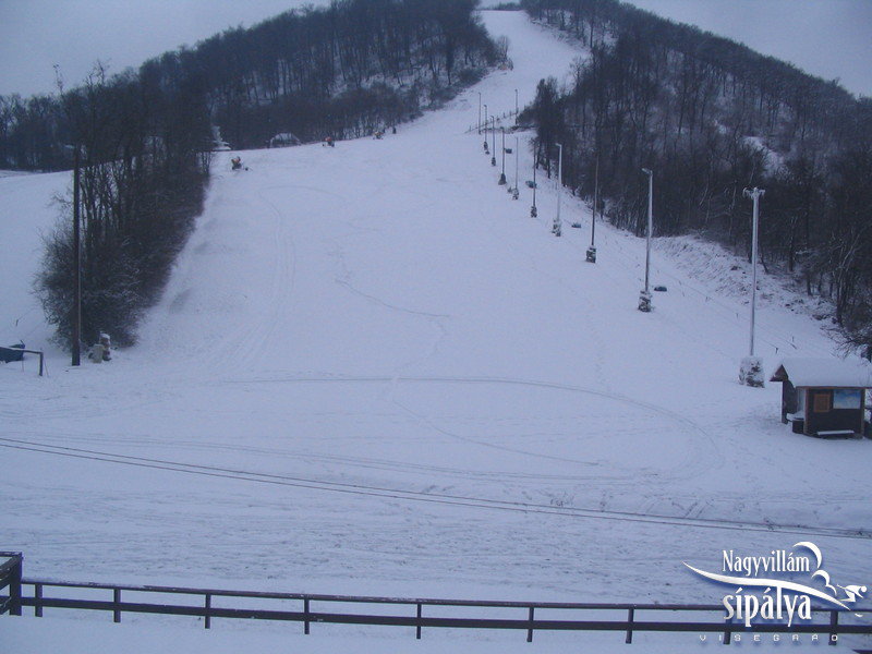 2014-12-28 - Visegrád, az 1/A pálya webkamera képe nyitás előtt vasárnap délben
