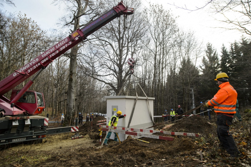 Távműködtetésű transzformátorállomást helyeznek üzembe Mátraszentimre közelében. MTI Fotó: Komka Péter
