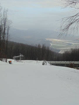 Kilátás a gyermekpályáról a nagy felvonóra és a víztározóra