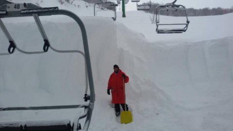 És ennyi havat kellett lapátolni a közeli síterepen (Monte Magnola Impianti Ovindoli)