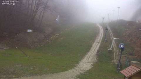 Zöld domboldal a webkamerán keresztül