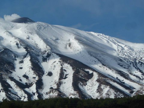 Fekete hamu és fehér hó