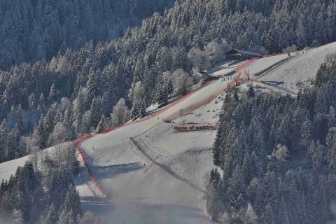 A traverz: kritikus pont, nagy sebességgel kell bevenni a balos kanyart majd keresztbe csúszni a hegyoldalon, lehetőleg minél fentebb síelve