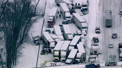 Tömegkarambol (Kép: @ABC7Chicago / Twitter)