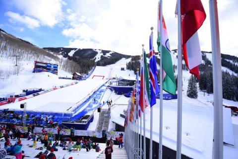 A célegyenes, háttérben az ugratóval