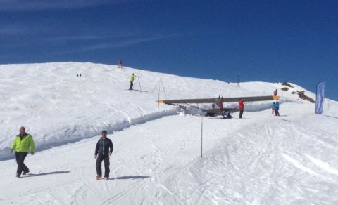 Repülőgép a sípályán (Kép: DR)