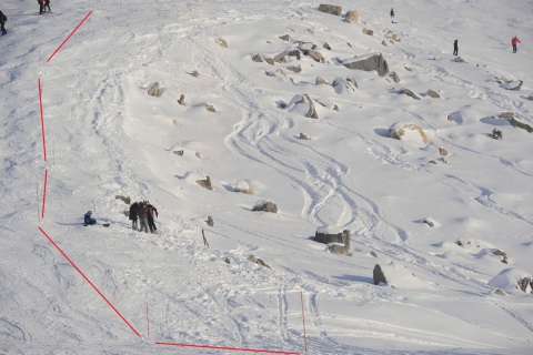 A pályát ezekkel a rudakkal jelölték. A rudakat piros vonal köti össze, ez a pálya széle. A baleset ettől a vonaltól 4-5 méterrel "jobbra" történt.