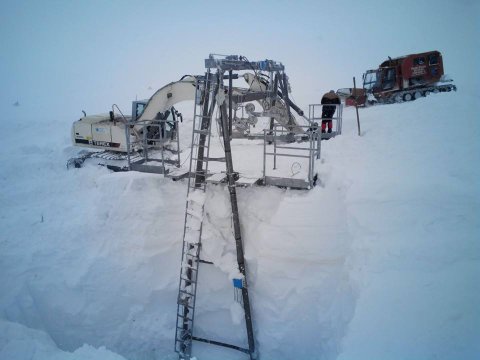 Ennyi hóból kellett kiszabadítani a liftet