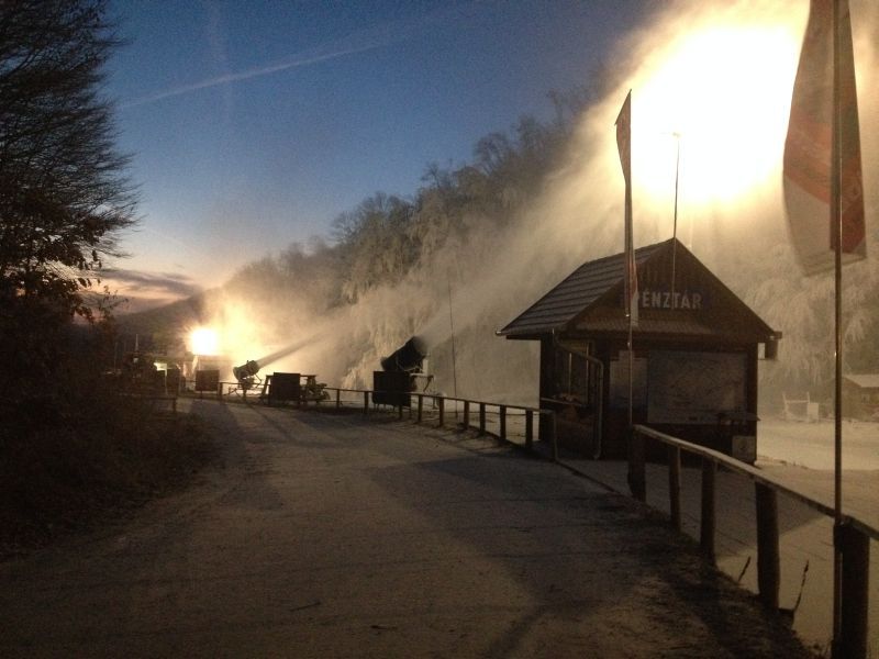 Dübörögnek a hóágyúk Eplényben