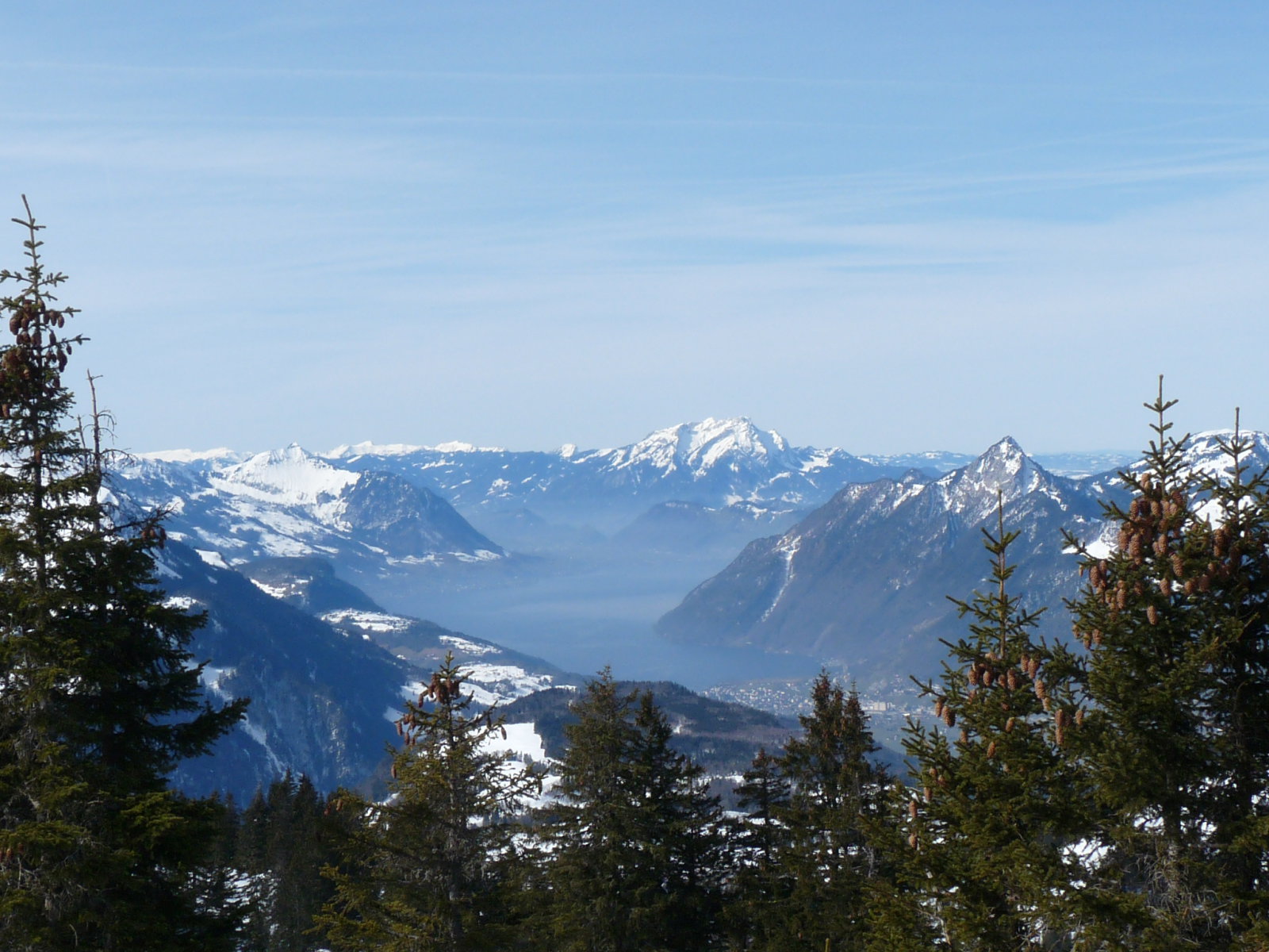 A völgyben Vierwaldstättersee előtte pedig Brunnen látható