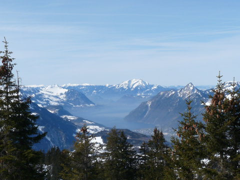 A völgyben Vierwaldstättersee előtte pedig Brunnen látható