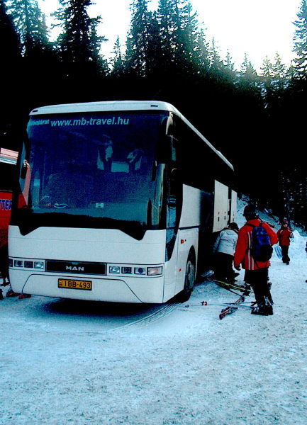 Utazás és  napi transfer a szálás és pálya között busszal