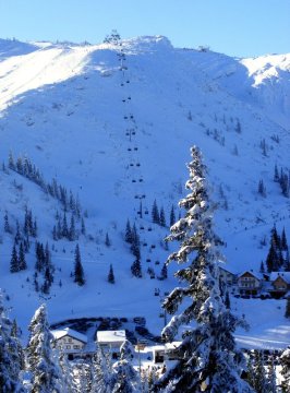 Szemben a Vorgipfel 1770 m-es teteje. Mögötte a Hochkar