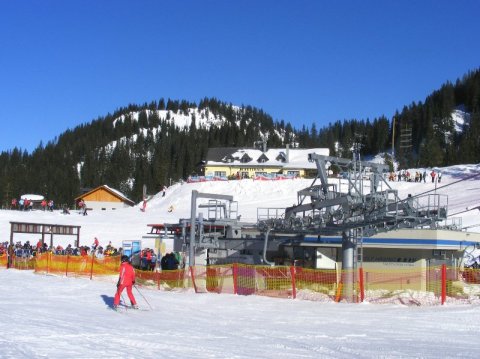 Centrum. Háttérben a Schutzhaus-étterem