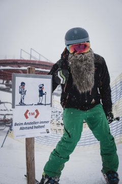 Távolságtartásra figyelmeztető tábla a pályán