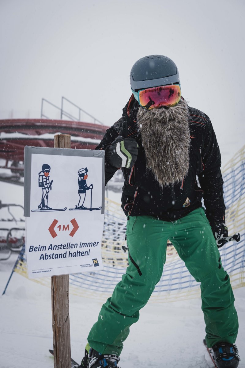 Távolságtartásra figyelmeztető tábla a pályán