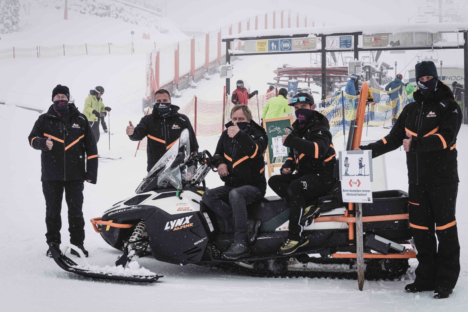Korai szezonkezdettel lepte meg a síelőket Hochkar lifttársasága - a képen a személyzet