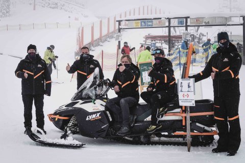 Korai szezonkezdettel lepte meg a síelőket Hochkar lifttársasága - a képen a személyzet