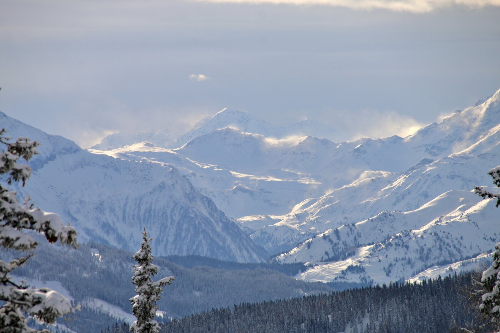 A Magas-Tauern gerincein szél járja vidám táncát, messziről is jól láthatók a hózászlók, amik akár 100+ m magasak is lehetnek