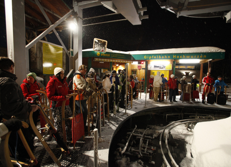 Hochwurzen: kabinos sífelvonó viszi fel a szánkózókat a pálya tetejére