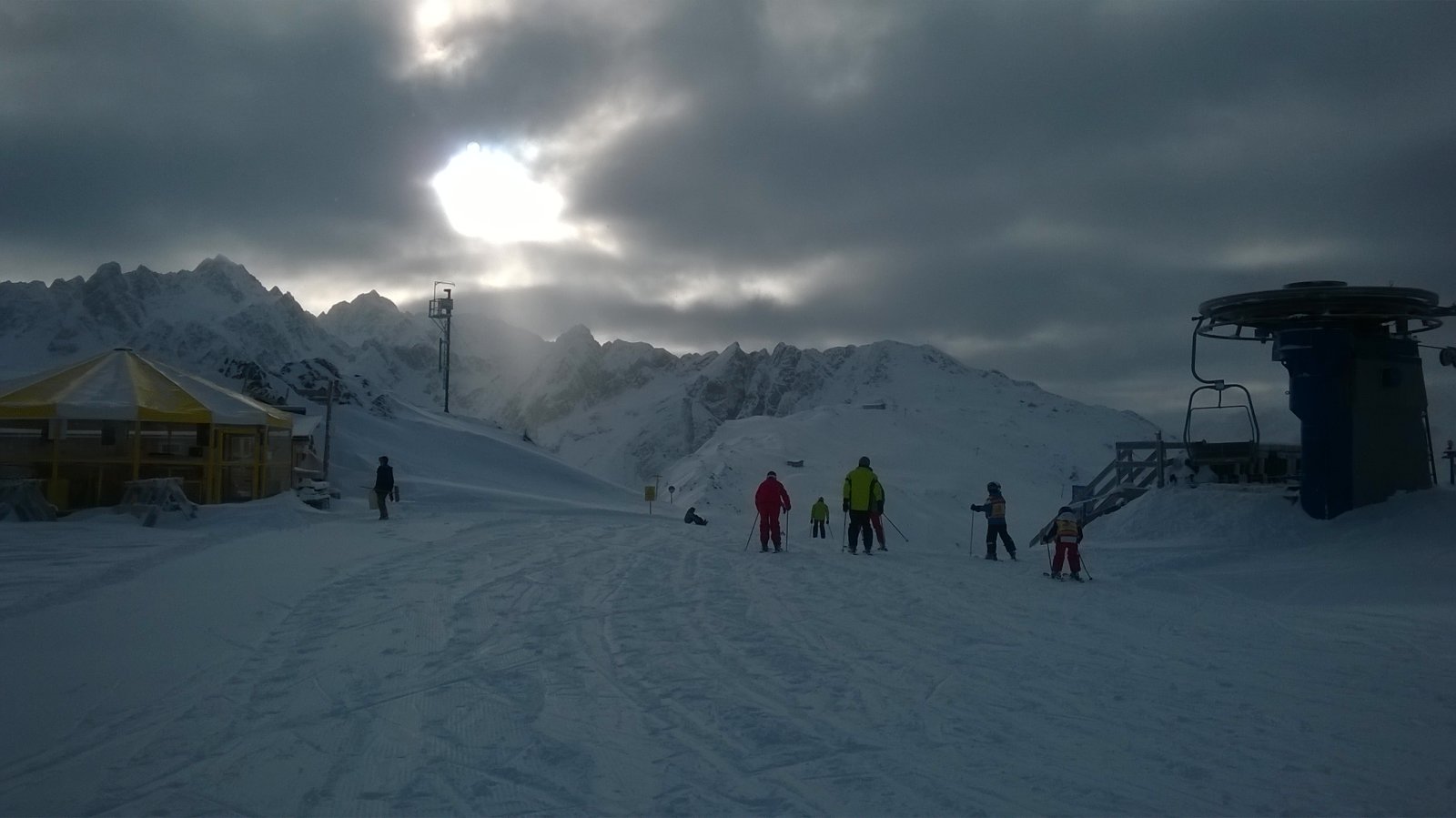 Napfelkelte , háttérben a hold.