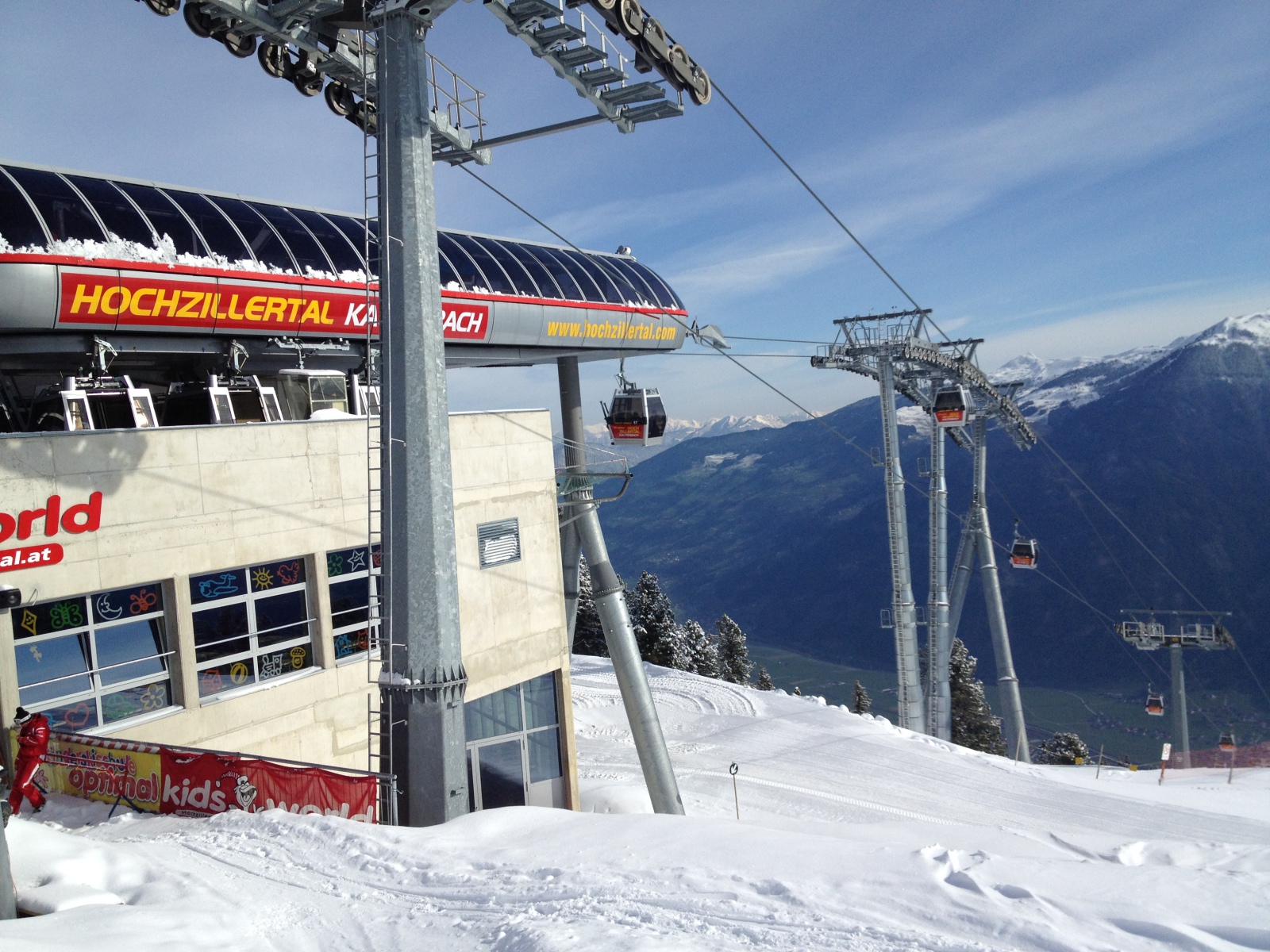 A hegyállomáson pedig még hóban gazdag téli világ Húsvétkor is :)