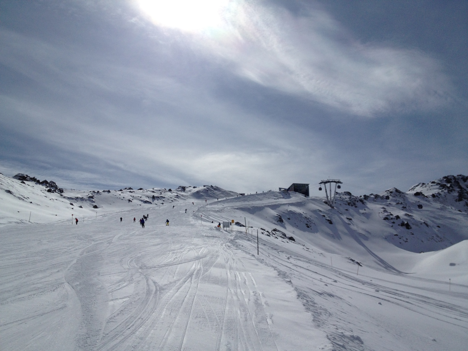 1-es pálya Hochfügen, háttérben a Zillertal Shuttle hegyállomása