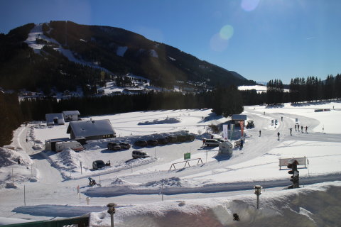 Hohentauern: háttérben a lesiklópályák, előtérben a sífutópályák