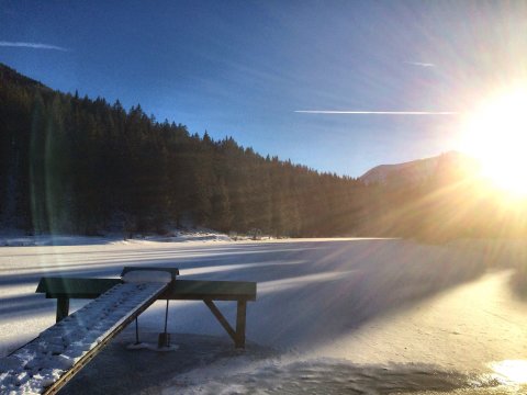 Gefrorener-Weberteich-Feriendorf-Hohentauern-Winter-Steiermark.JPG