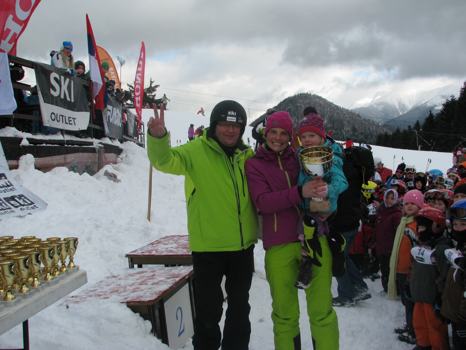 A legkisebb versenyző és anyukája Fehér Gyula versenyigazgatóval