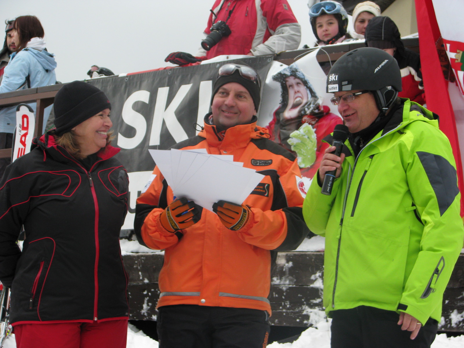 Sonja Jelinkova ( Jelinek Szonja ) a Szlovák Idegenforgalmi Hivatal budapesti képviselet vezetője, Klausmann Viktor showman, Fehér Gyula Honda Kupa versenyigazgató