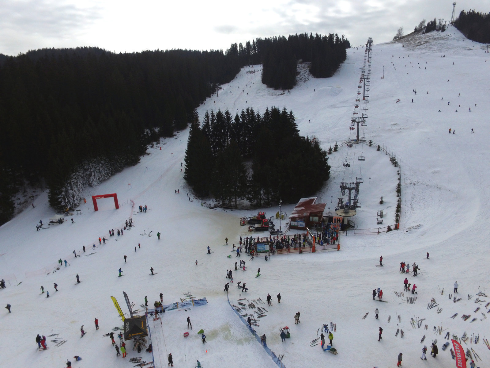 Drónnal készült felvételünk a Donovalyn rendezett magyar amatőr gyerekversenyről