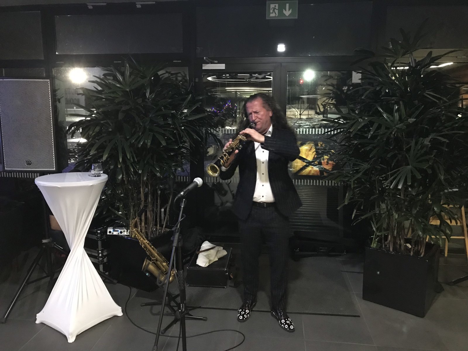 St. Martin fellépése a hotel bárjában