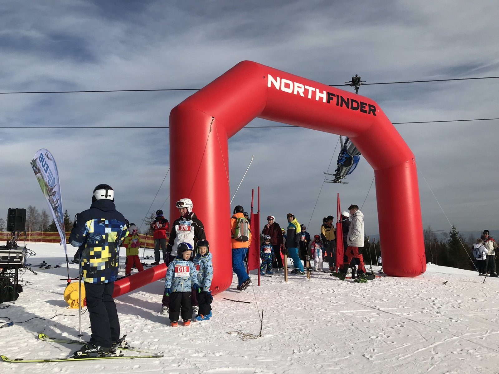Gyülekeznek a versenyzők az induló kapunál