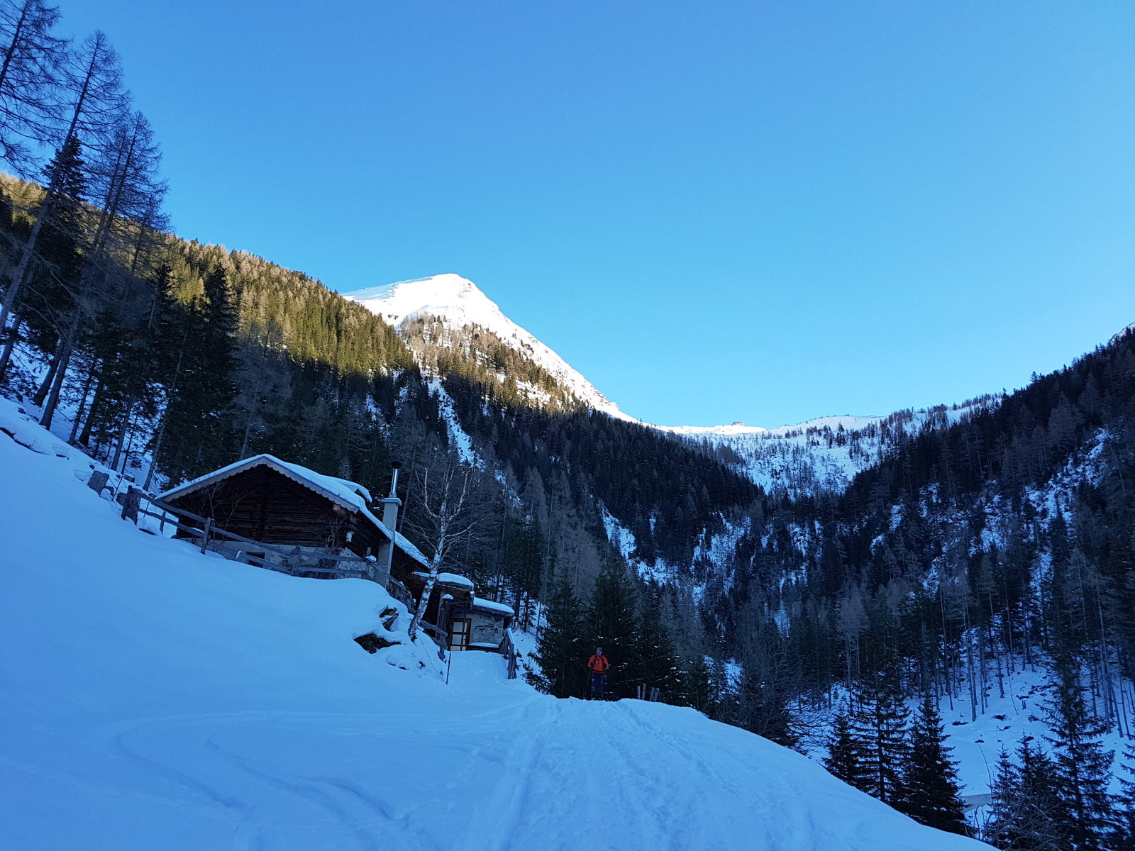 Palfner Heimalm. Idáig lehet feljönni a Graukogel sípályáin és erdei úton..