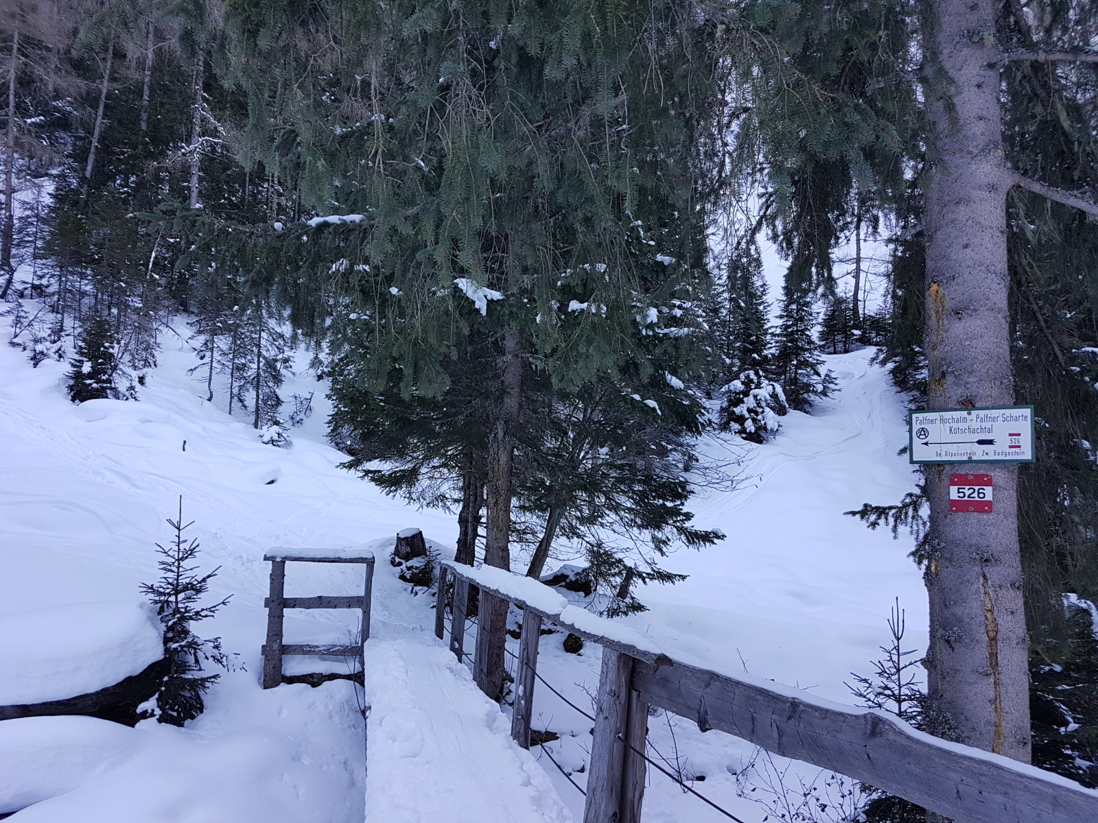 A híd után kezdődik a meredek ösvény.