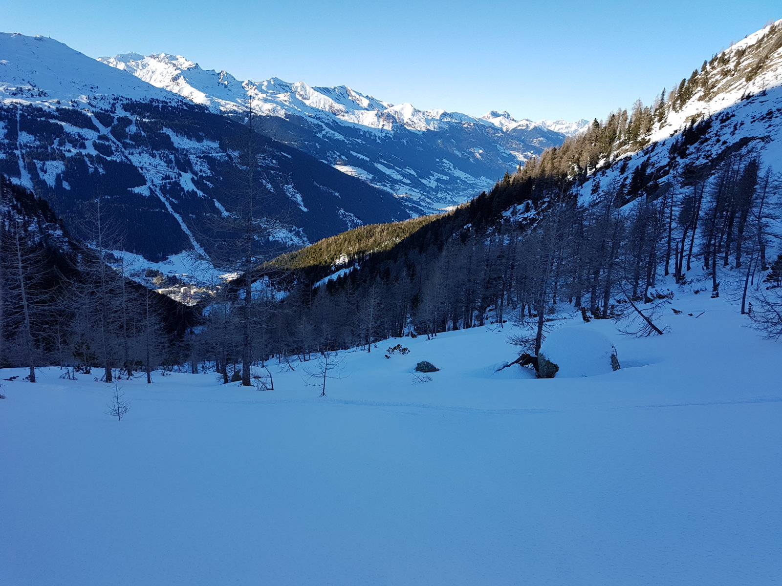 Kilátás a völgyre. Szemben a Stubnerkogel sípályái.