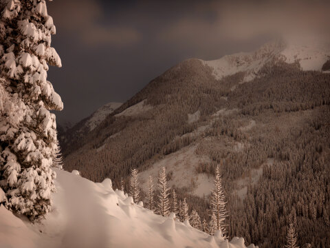 Jobbra a Hüttenkogel, előtte a Graukogel B2 sípálya (12.02)