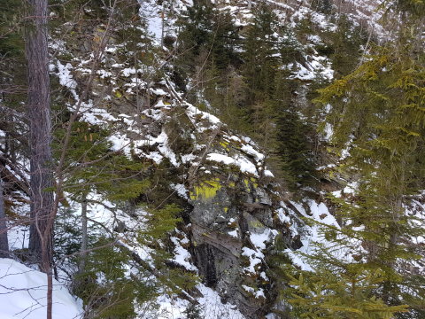 Jobbra szakadék van