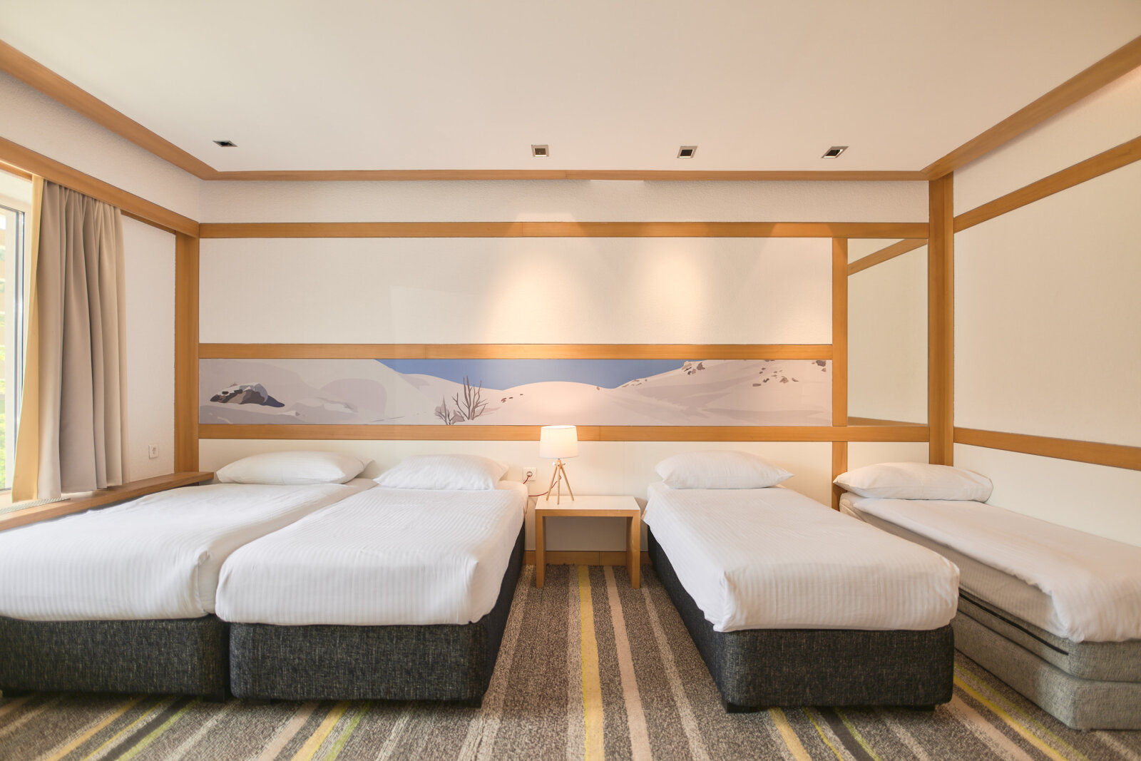 Deluxe háromágyas, hegyre néző, balkonos szoba