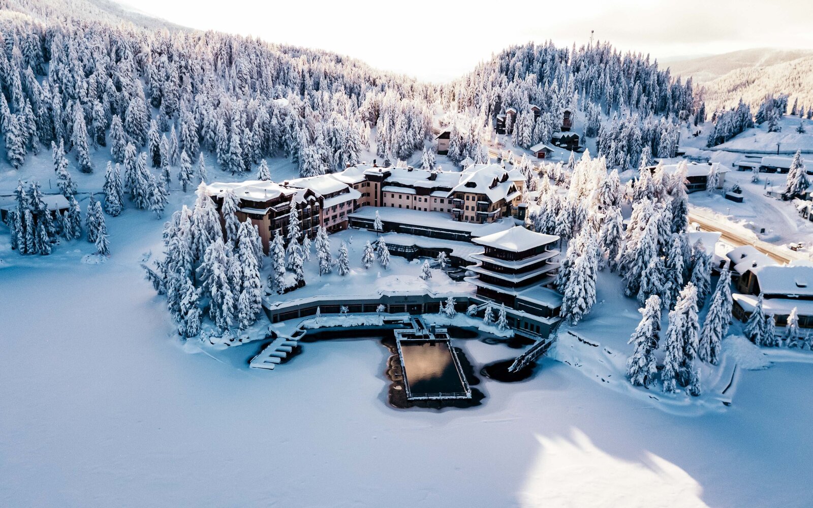 A Turrachi-tó partján épült Hotel Hochschober télen, madártávlatból | Fotó: Hotel Hochschober