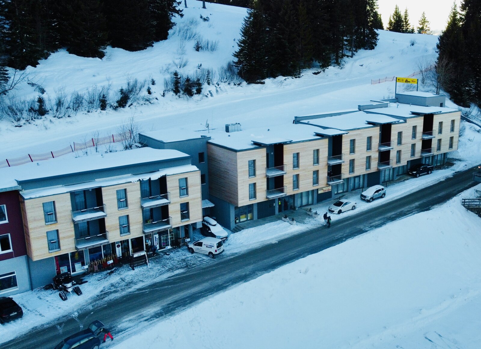 Hotel Koralpe: a modern épületből gyakorlatilag a sípályára léphettek ki.