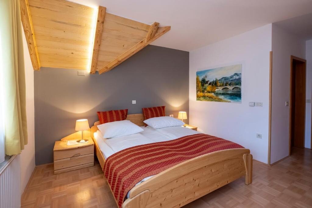 Franciaágyas, balkonos szoba