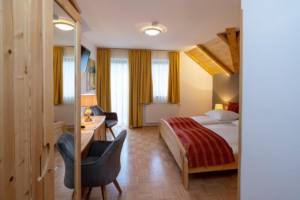 Franciaágyas, balkonos szoba