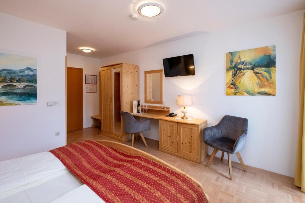 Franciaágyas, balkonos szoba