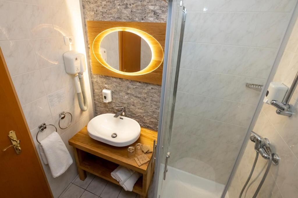 Franciaágyas, balkonos szoba