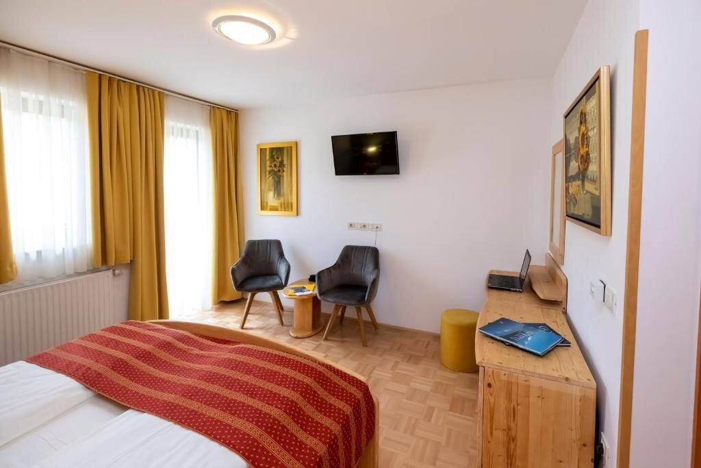 Franciaágyas, balkonos szoba