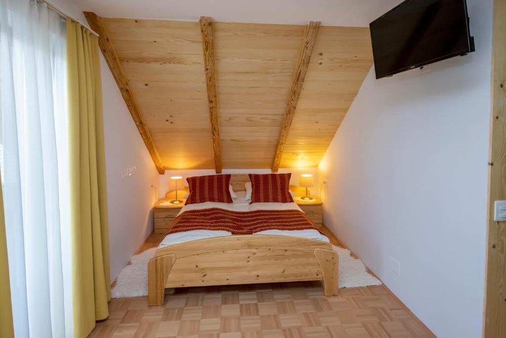 Franciaágyas, balkonos szoba