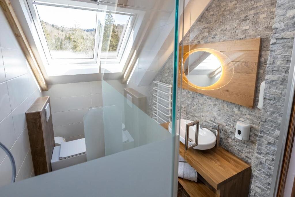 Franciaágyas, balkonos szoba